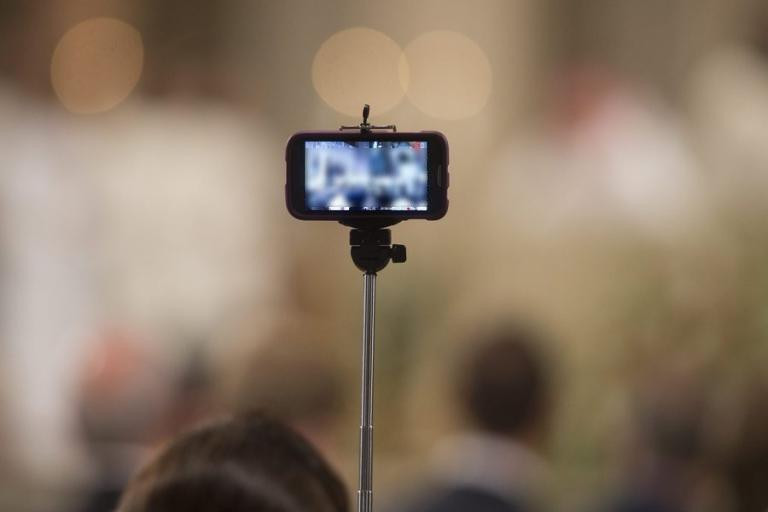 Ανατριχιαστική selfie σε νεκροταφείο – Οι εξηγήσεις των πρωταγωνιστών και η καμπάνα του δικαστηρίου!